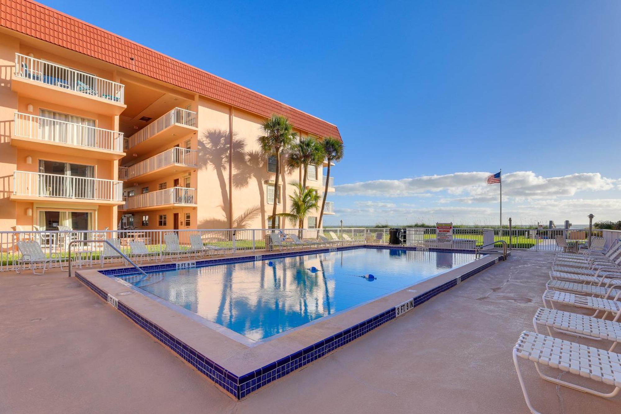 Central Cocoa Beach Condo With View, Steps To Beach! Exterior photo