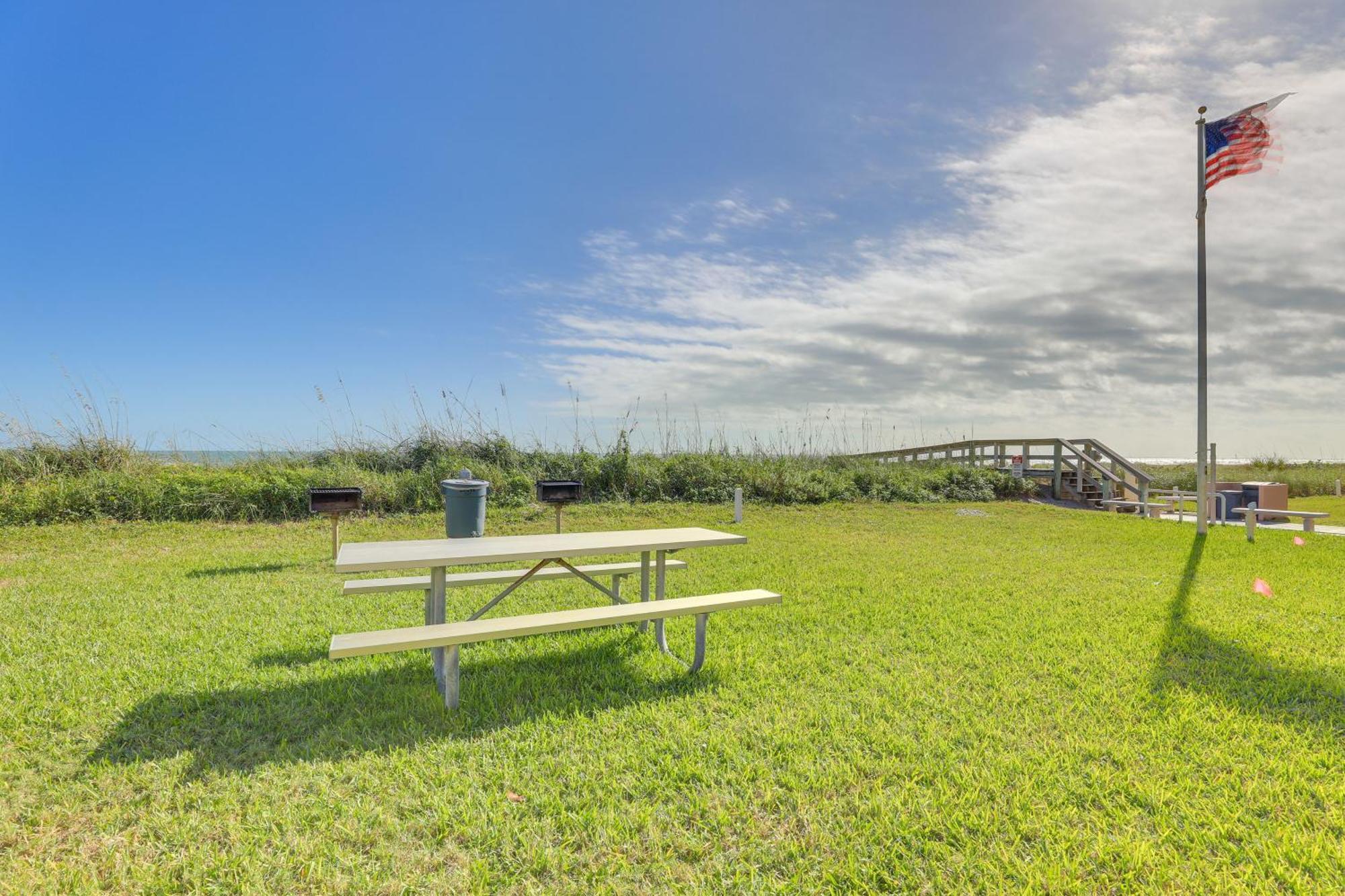 Central Cocoa Beach Condo With View, Steps To Beach! Exterior photo